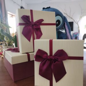 Grenat & Cream square gift box